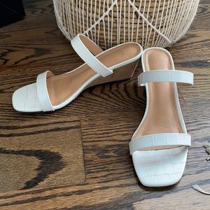 White mini wedge